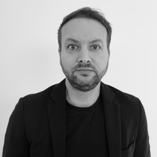 Portrait du fondateur dans un jardin